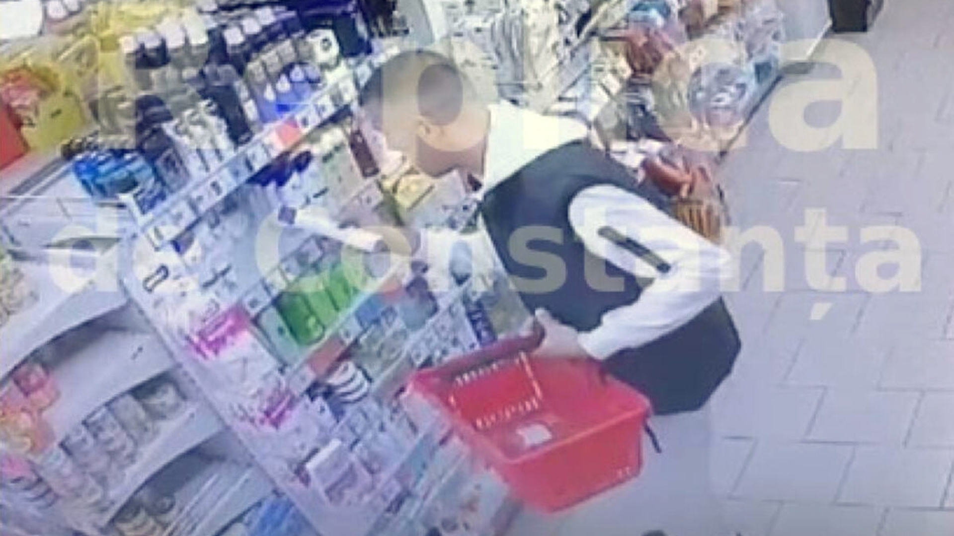 Cel mai "curat" hoț din România! Cum a furat tânărul din imagine 12 sticle de șampon dintr-un magazin Profi din Constanța. Și nimic altceva!