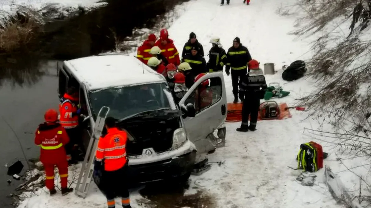 Accident grav în Sibiu! Șapte persoane au fost rănite, după ce un microbuz au ajuns într-o râpă