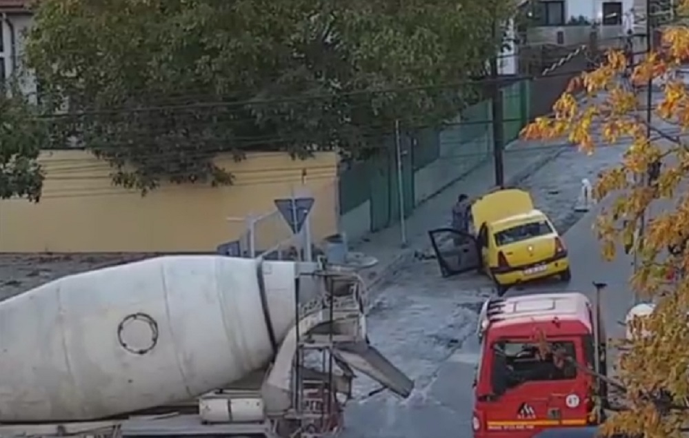 VIDEO / Un taximetrist a căzut cu maşina într-o groapă! Gestul ilegal făcut de şofer, după ce autoturismul a rămas suspendat