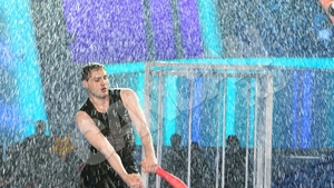VIDEO Mamma mia! Corina Caragea, uda toata, a facut show la dansul in ploaie!