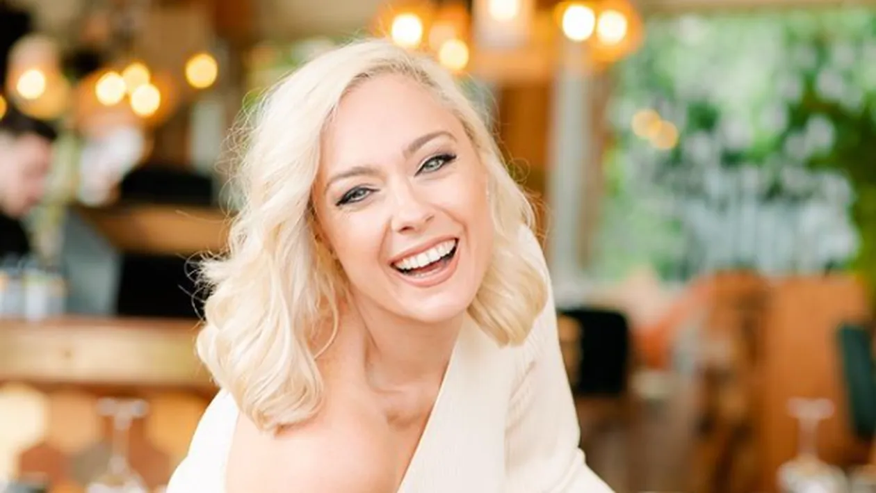 Giulia Nahmany nu îşi ascunde defectele! Vedeta s-a fotografiat în lenjerie intimă: Vergeturile de la naştere pe abdomen fac parte din mine şi le iubesc