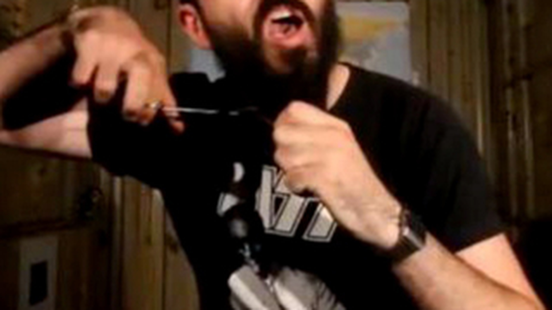 Un rapper si-a scos barba la licitatie pe eBay