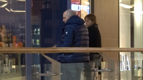 Il vedem alaturi de cele mai sexy asistente, dar putini stiu cine e sotia lui. Cum arata femeia care-l asteapta acasa pe Capatos