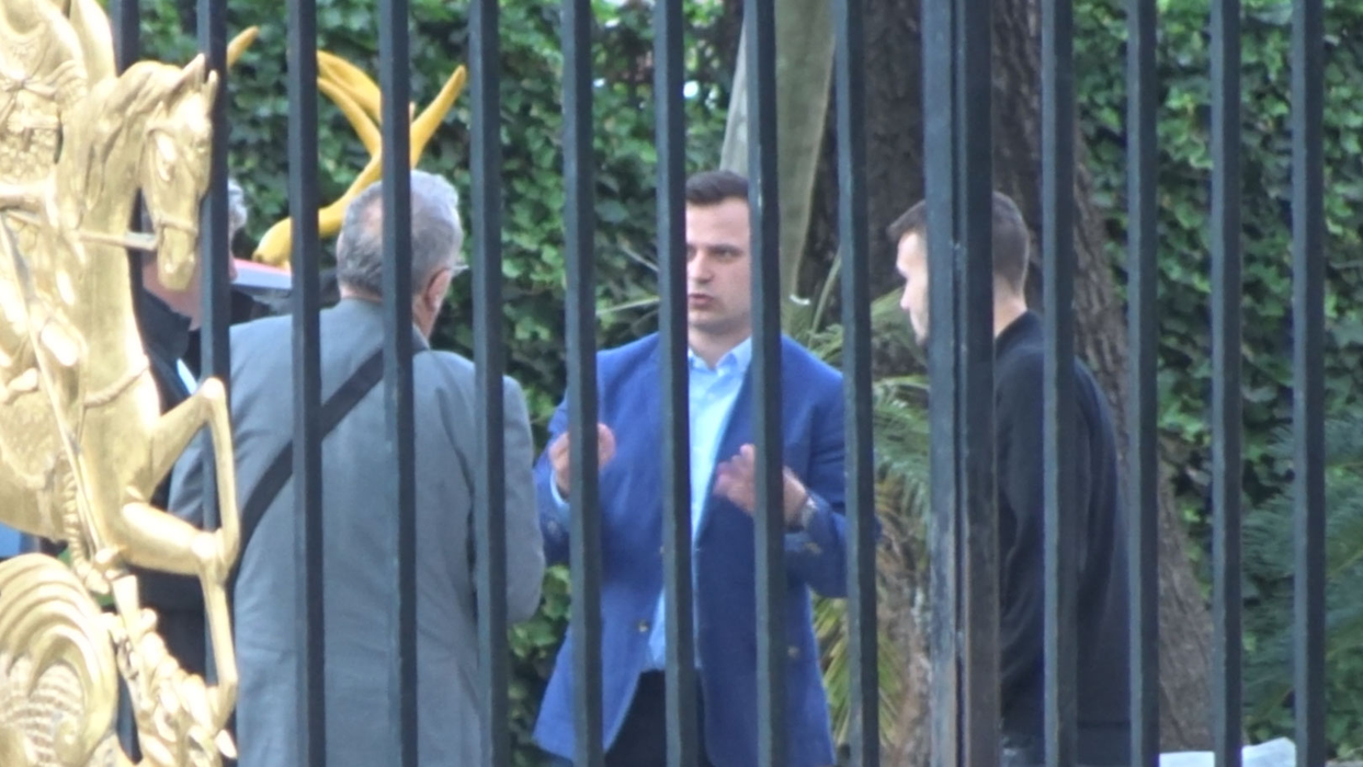 Transferul lui Kamer Qaka la FCSB s-a făcut cu scandal. Tatăl și impresarii mijlocașului s-au contrat pe durata negocierilor