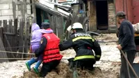 Chinuiți de dezastrele naturale! Cinci copii și trei adulți au fost evacuați din casa inundată, în Timiș