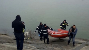 Descoperire macabră în apele Oltului. A fost scos la suprafață trupul unui bărbat dezbrăcat
