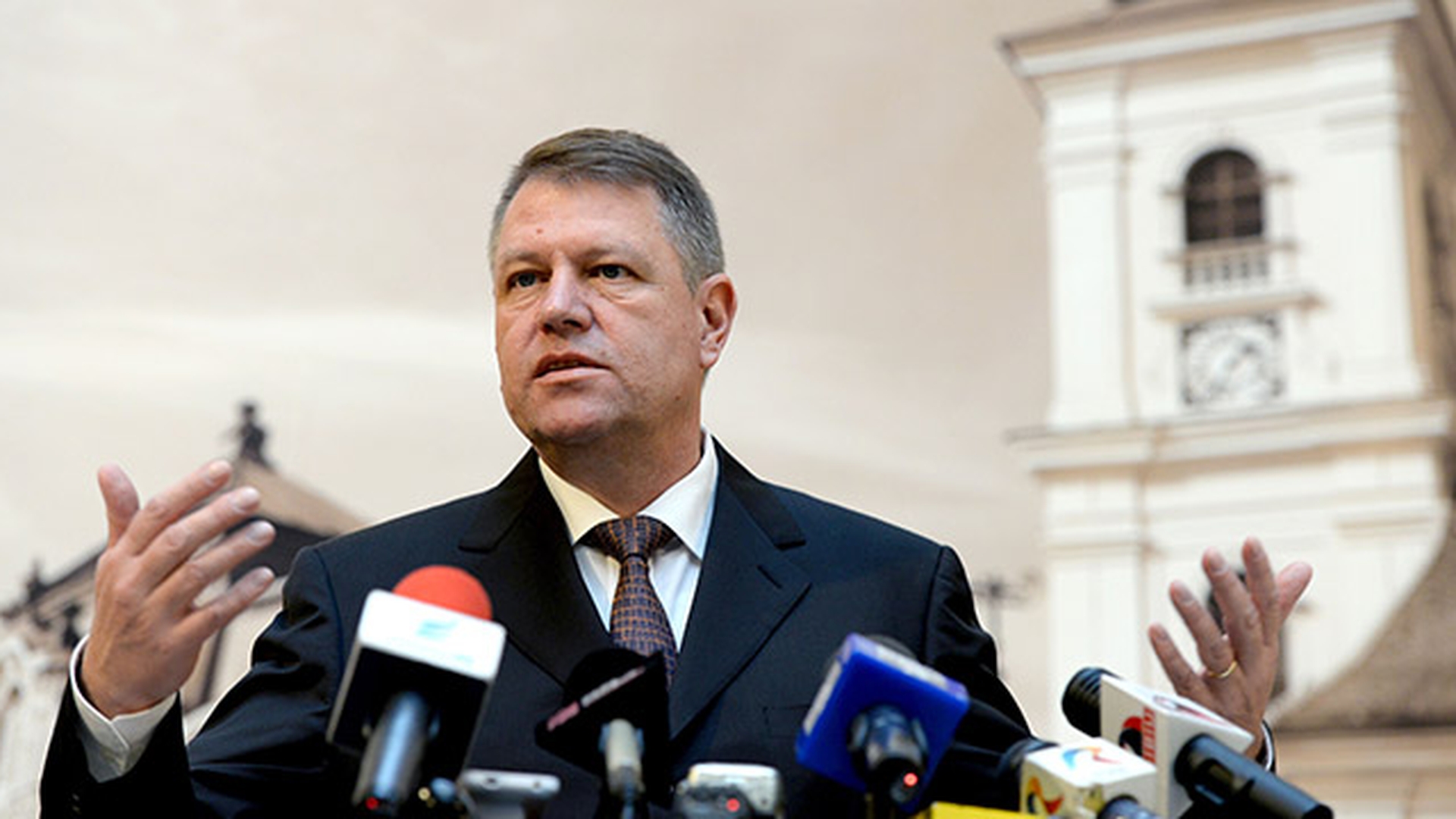 Klaus Iohannis promite solutii pentru bogati, dar ii aduce la mitingul de lansare a candidaturii pe saraci