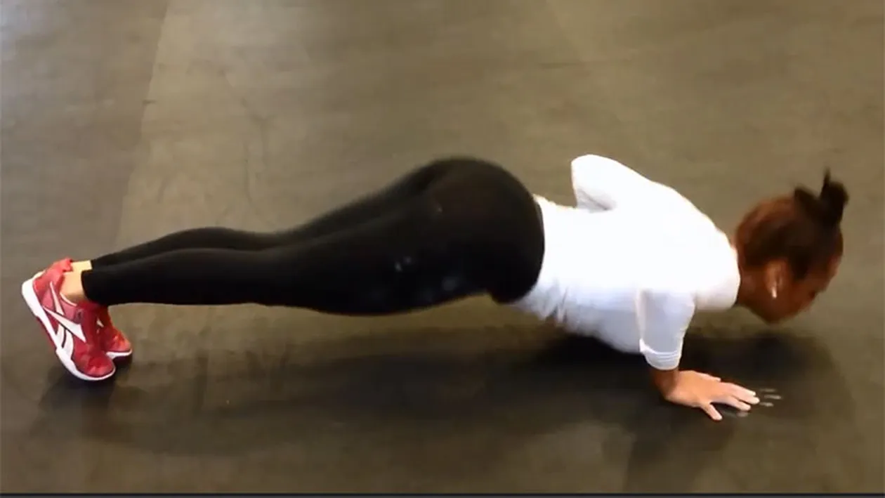 Are 50 de kilograme, dar poate sa ridice de trei ori greutatea corpului! Eleva asta cu un fund de milioane iti trezeste fanteziile