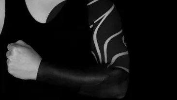 Blackout: Noul trend al tatuajelor face furori în rândul pasionaţilor!