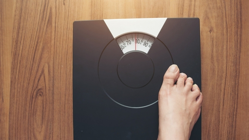 Vedeta care se topește pe picioare! Oamenii sunt îngrijorați: „Se pare că a slăbit cel puțin 34 kg”