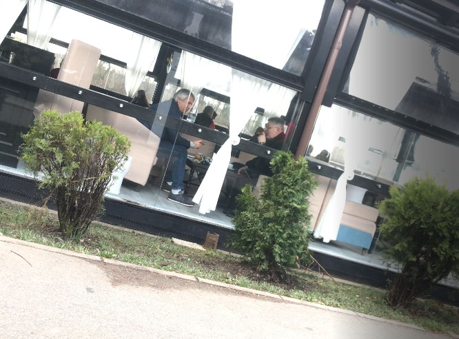 Gino Iorgulescu pufăie un trabuc