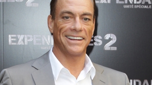 Jean-Claude Van Damme a făcut senzație în mediul online cu mișcările sale de dans. Ritmul a fost dat de o piesă românească