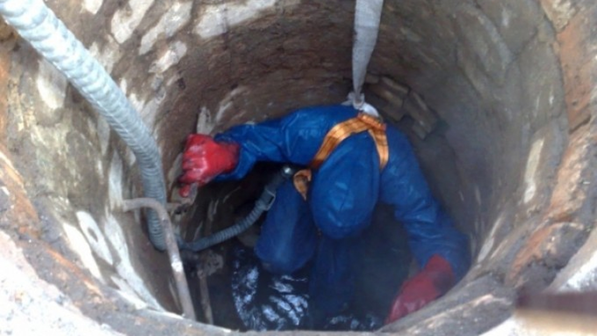 Cadavru tăiat în bucăţi, găsit într-o fântână din Moldova