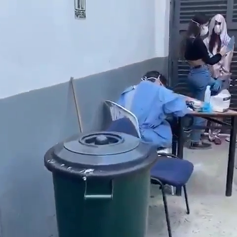 Imagini fabuloase cu românca și prietenii ei în arestul din Venezuela