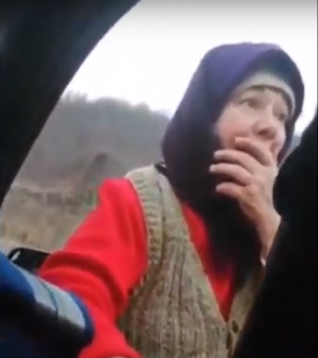 Reacţia inedită a unei bătrâne când află că soţul ei a fost arestat
