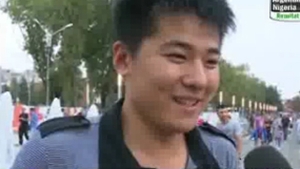 VIDEO Uite-l pe cel mai mare suporter al Romaniei! "Sunt din China, tin cu Inna"