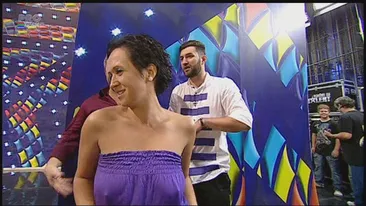 Nebunie totală! O copilă i-a năucit pe juraţi cu dansul ei! Mama ei a fost aşa de fericită, încât i s-au întărit sfârcurile!