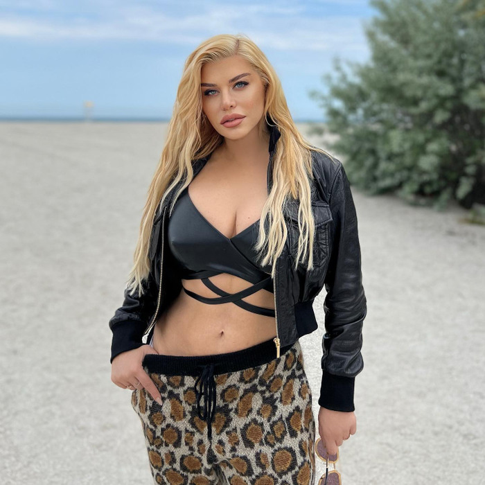 Loredana Groza a găsit secretul tinereţii fără bătrâneţe. Cum se menţine artista într-o formă de invidiat