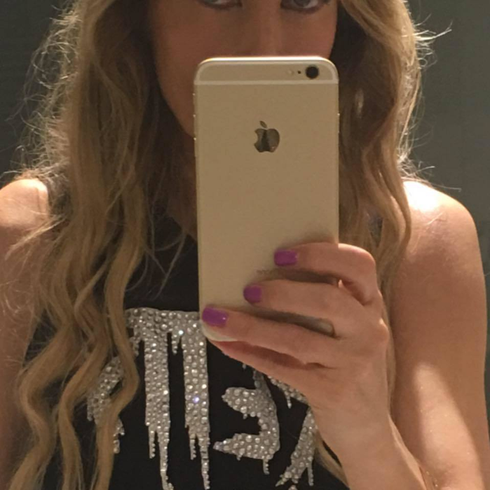Maya, sexy-patroneasa MedLife, este noua "Regină a selfiurilor" din lumea bună
