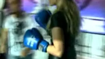 VIDEO ATENTIE! Fetele au intrat in ring! Pumni, buze sparte si unghii rupte in sexy-combat