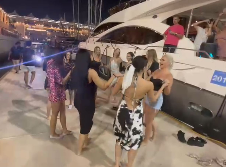 România e prezentă la CM din Qatar! Mai multe “bunăciuni” au făcut senzație, lângă un yacht, și au atras privirile tuturor | VIDEO