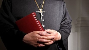 Un preot din Bacău este acuzat că ar fi agresat sexual cinci copii