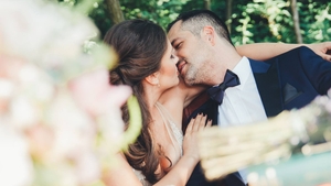 CRISTINA ŞIŞCANU a purtat un costum de baie transparent, dar nu şi-a dat seama că i se vede un sfârc. MĂDĂLIN IONESCU „a scăpat“ rapid imaginea pe Facebook