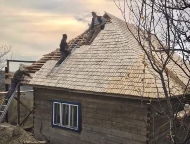 Cum arată casa lui Sorin Brotnei din Maramureș. Acoperișul e realizat într-un mod care nu se mai folosește în prezent