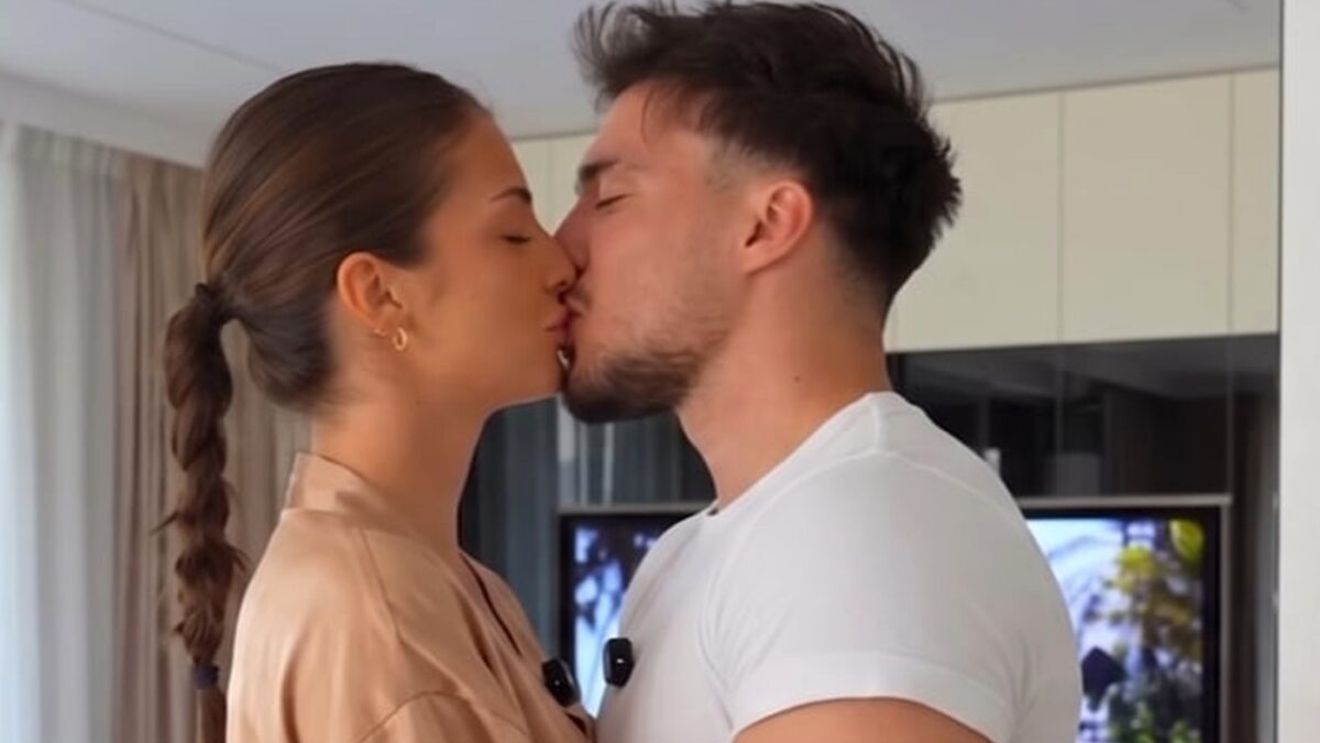 Avem dovada că Snik și Andreea Bostănică formează un cuplu! Au mințit că sărutul este creat cu AI, dar am aflat că poza este 100% reală
