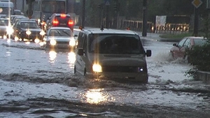 Prognoza meteo. Mai multe scoli din Bucuresti, evacuate de frica vijeliilor. Copiii din clasele primare au fost trimisi acasa