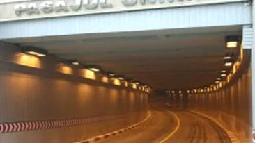 Pasajul Unirii, inundat in urma ploii torentiale, este inchis