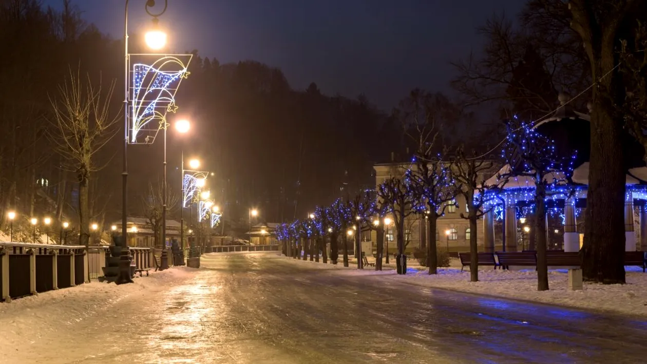 Fenomenul „gheața neagră”. Ce este și de ce li se recomandă oamenilor să stea acasă