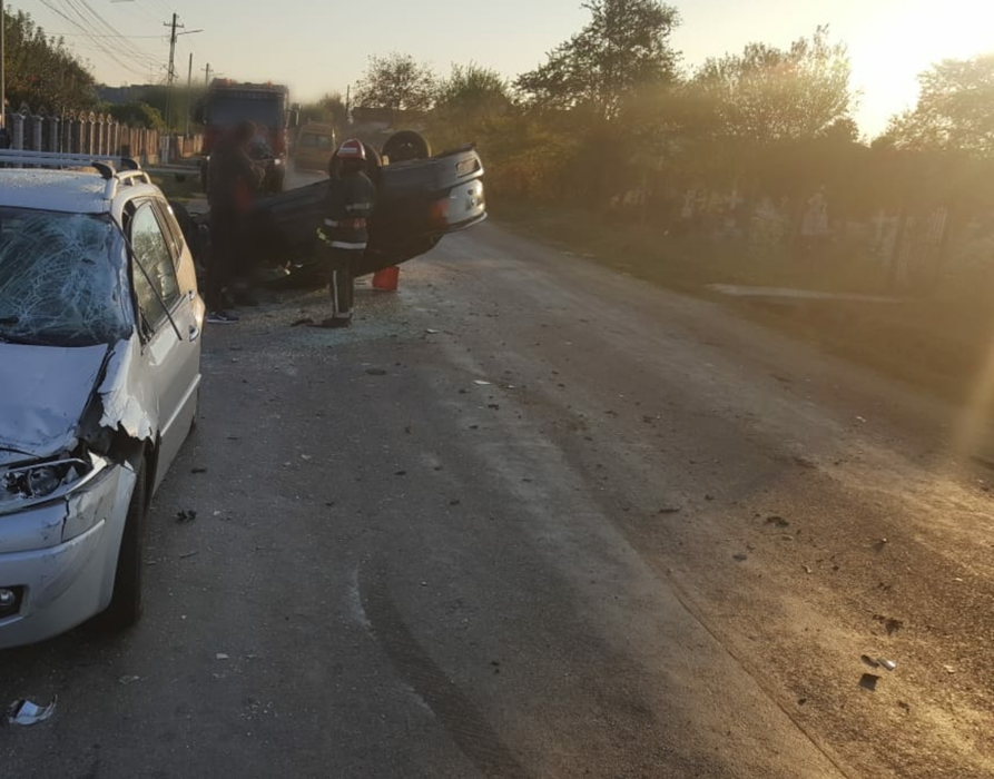 Două mașini și o căruță au fost implicate în accident
