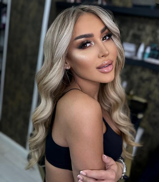 Denisa Despa se iubește cu un bărbat cunoscut. (sursă - instagram.com/denisse_despa)