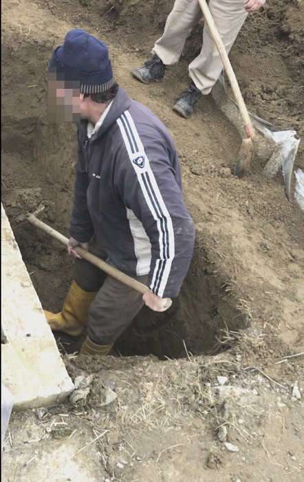 Groparii acoperă cu pământ groapa pe care au săpat-o în lateral