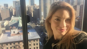 Fiica ei se lăfăie în lux, iar doamna Pelinel a ajuns la fundul sacului. Banca a executat-o silit pe mama Valentinei!