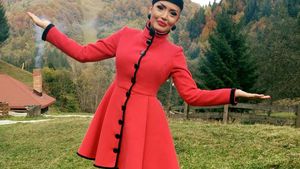 ANDREEA MANTEA s-a pozat lângă brad, dar rochia ei a fost cea care a atras toate privirile!