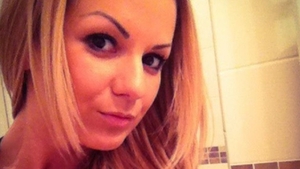 O blonda din showbiz a fost abandonata de mama ei! Plange si o asteapta si acum sa se intoarca acasa!