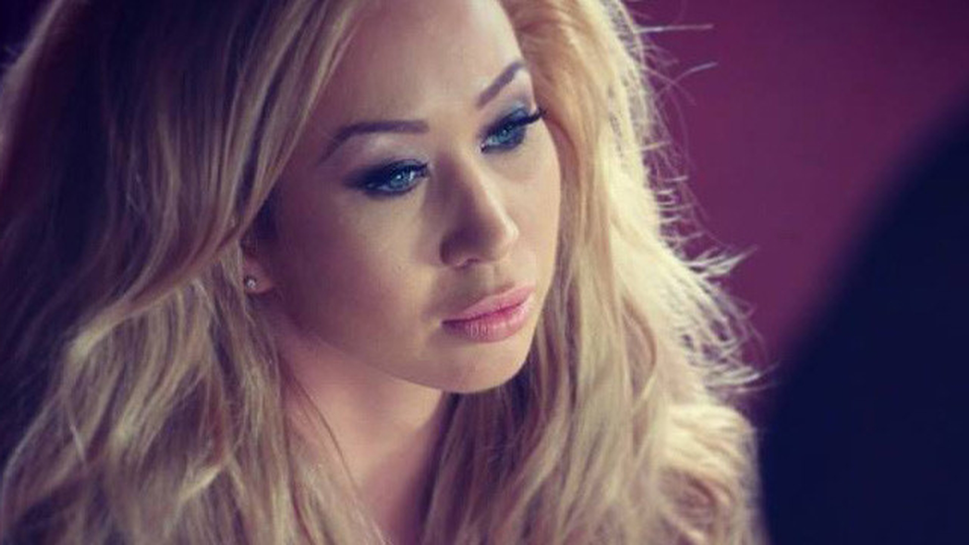 Se leaga o idila? Apropieri suspecte intre Xonia si un artist international! Uite cum sta la el in brate si cum zambesc complice