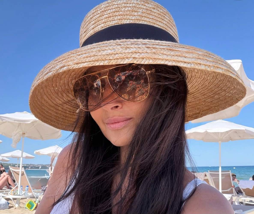 Gabriela Cristea face senzație pe litoralul din Bulgaria. Apariție îndrăzneață în costum de baie