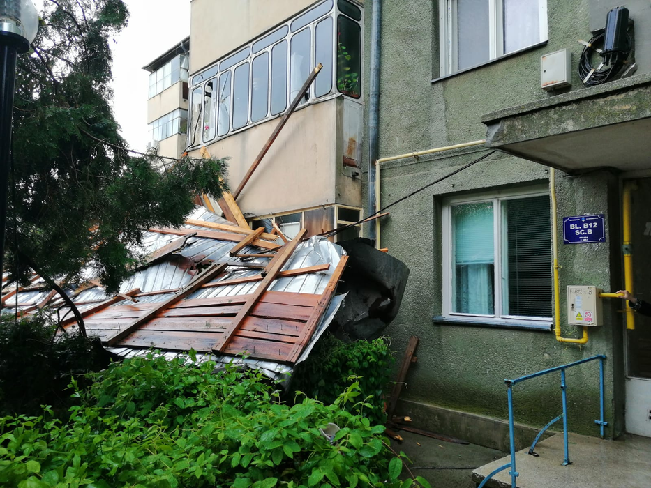 Codul portocaliu a făcut ravagii în Teleorman. Curțile au fost inundate și acoperișurile smulse