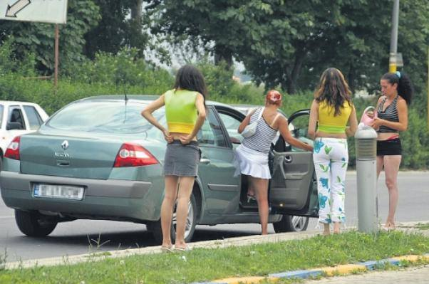 Proxenetul român le amenința pe fete că le împușcă