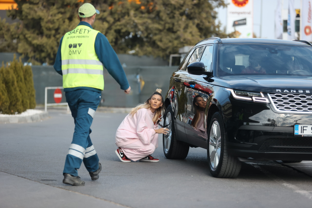 În ajutor îi vine un angajat al benzinăriei (Foto: CANCAN.RO)