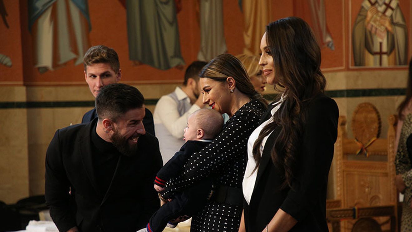EXCLUSIV. Reghe şi Anamaria Prodan nu s-au uitat la bani! Ce sumă au pus naşii în plic la botezul fiului fotbalistului Gabi Enache!