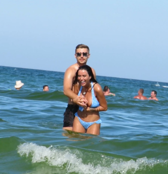 Daniela Crudu și sora ei s-au hârjonit cu un tânăr chipeș