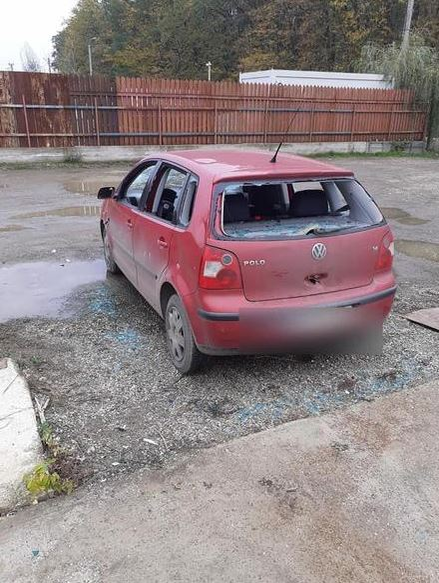 Un bărbat din Iași s-a răzbunat pe fosta iubită și i-a vandalizat mașina cu un ciocan și un cuțit. Femeia a privit îngrozită scenele și a sunat la 112