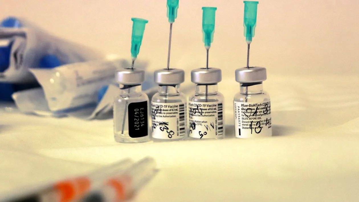 Primele declarații ale autorităților după primul caz de reacție adversă severă la vaccinul anti-COVID