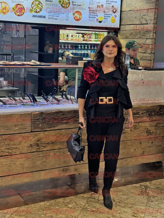 Vedeta s-a oprit la food court pentru a mânca
