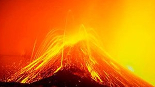 Sute de persoane evacuate dupa intrarea in eruptie a unui vulcan in Indonezia