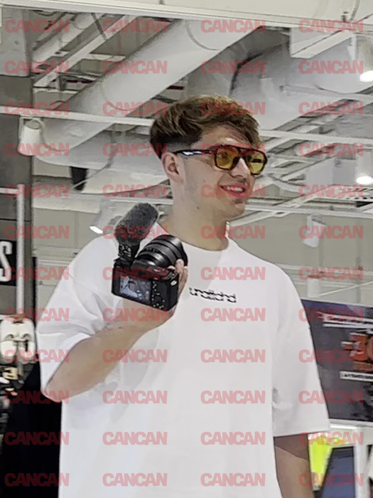 Bisoi Petruţ nu se lasă de vlog nicăieri.